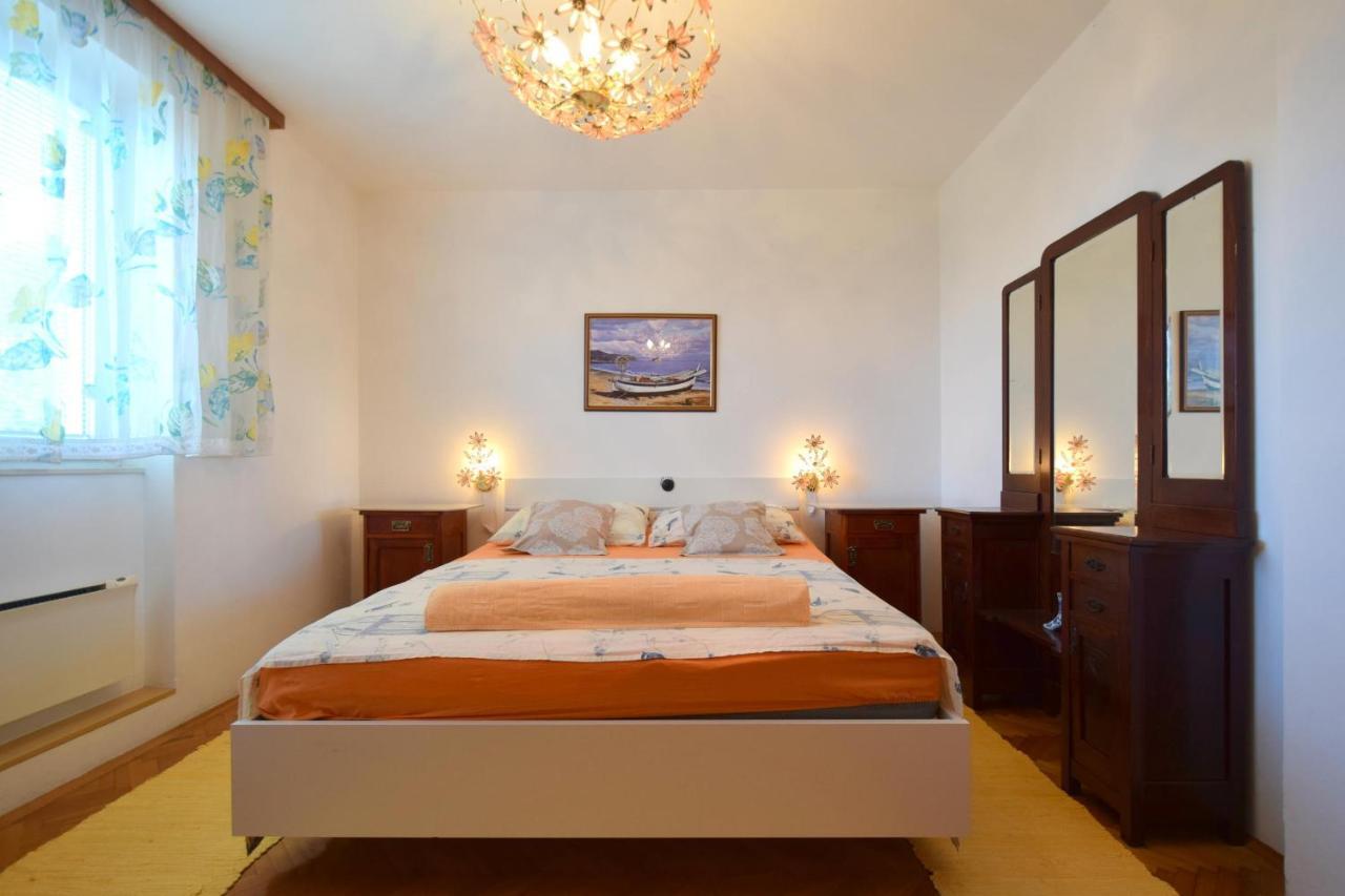 Apartment Angela Malinska Esterno foto