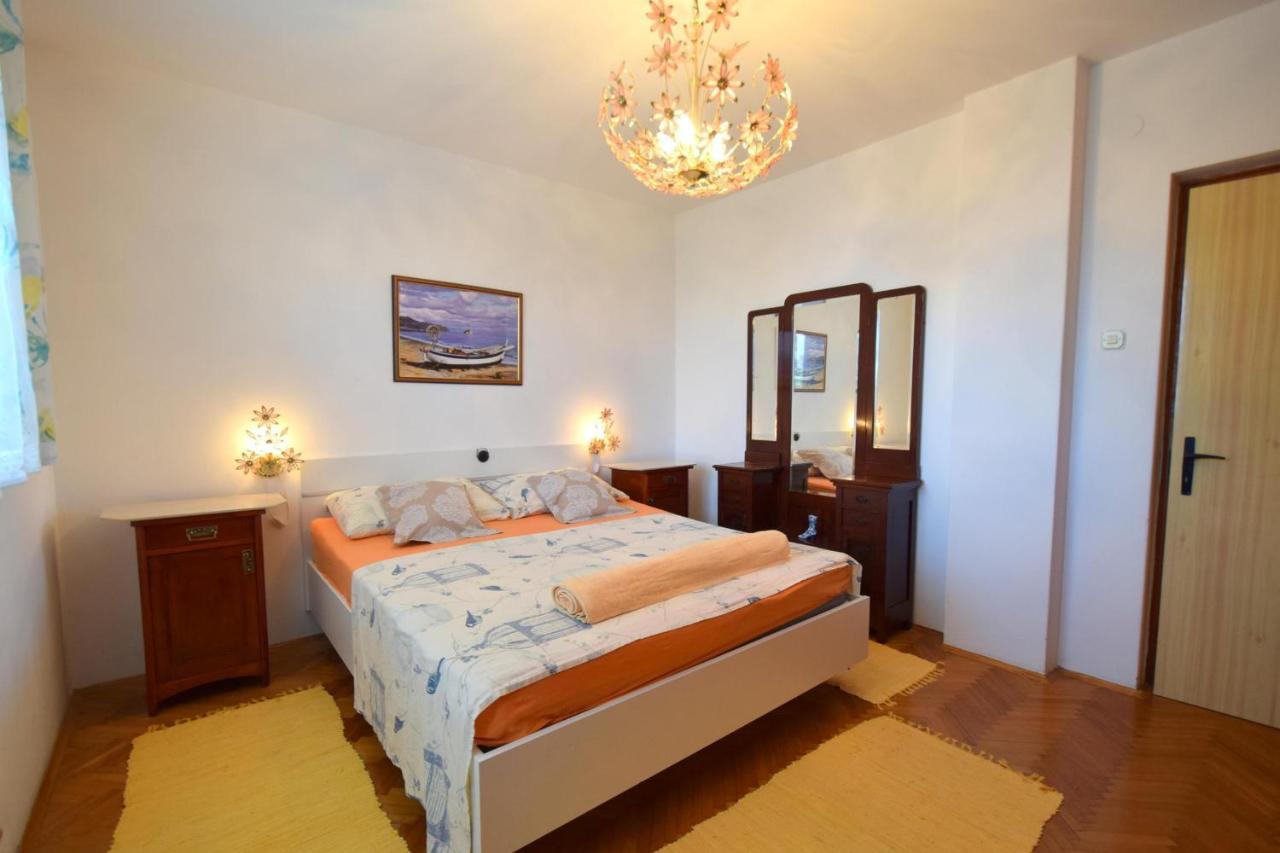 Apartment Angela Malinska Esterno foto