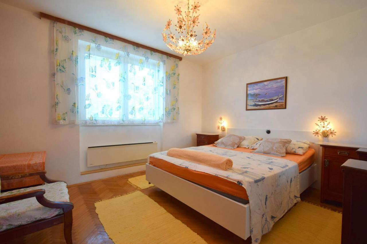 Apartment Angela Malinska Esterno foto